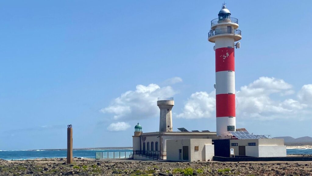 Blick auf den rot-weiß-gestreiften Leuchtturm