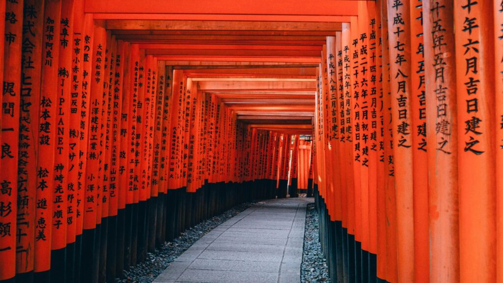 berühmter Weg mit orangenen Pfeilern