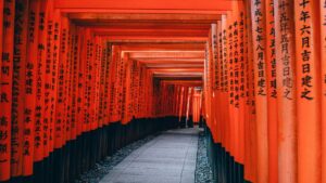 berühmter Weg mit orangenen Pfeilern