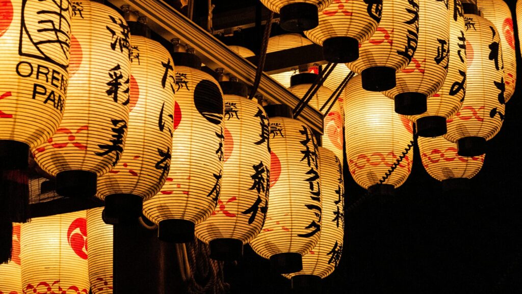 Lampen aus Papier mit japanischen Schriftzeichen