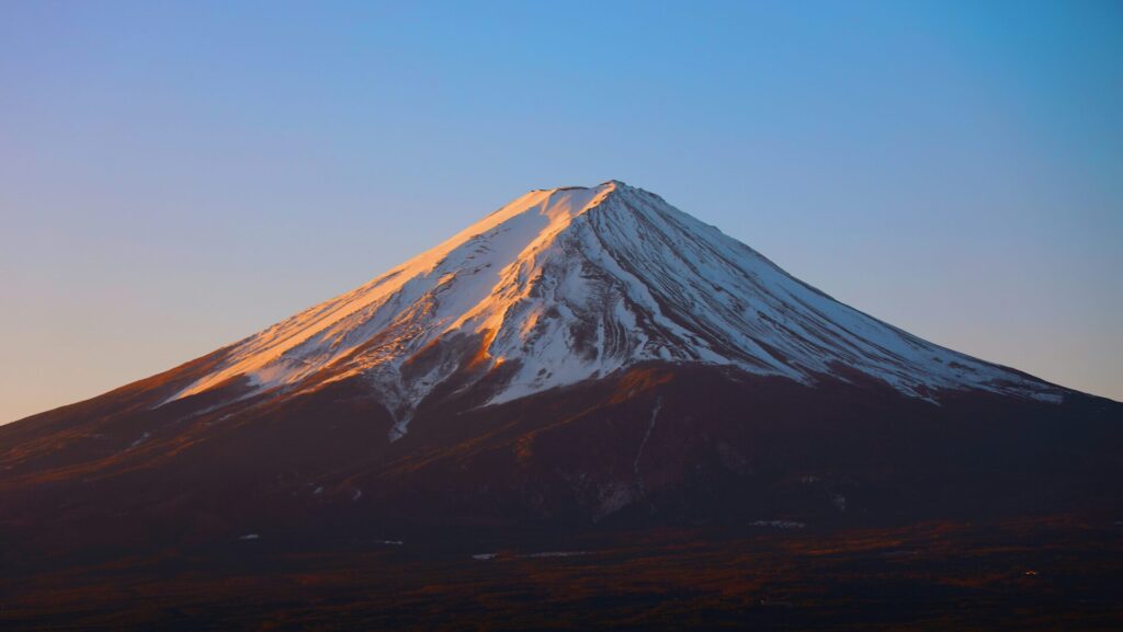 großer Berg mit weißer Spitze