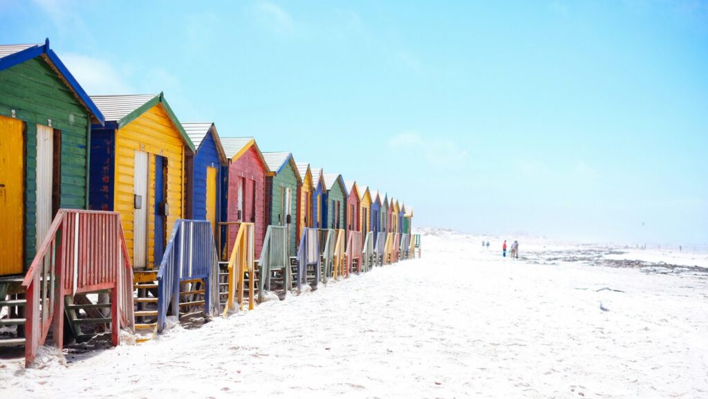 Bunte Häuser in einer Reihe direkt am Sandstrand