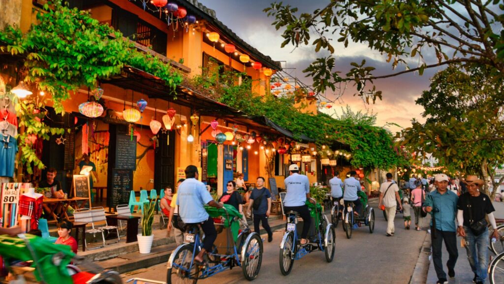 Straße mit kleinen Geschäften und vielen Menschen