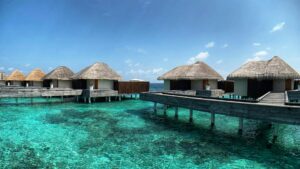 kleine Bungalows direkt über dem türkisen Wasser