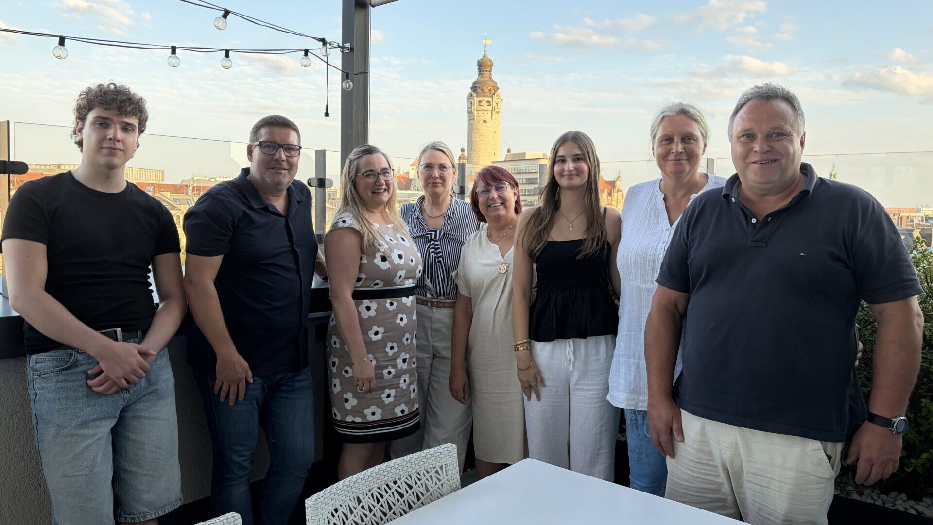 Mitarbeiter vom Reisebüro Arcadia in einer Rooftop-Bar