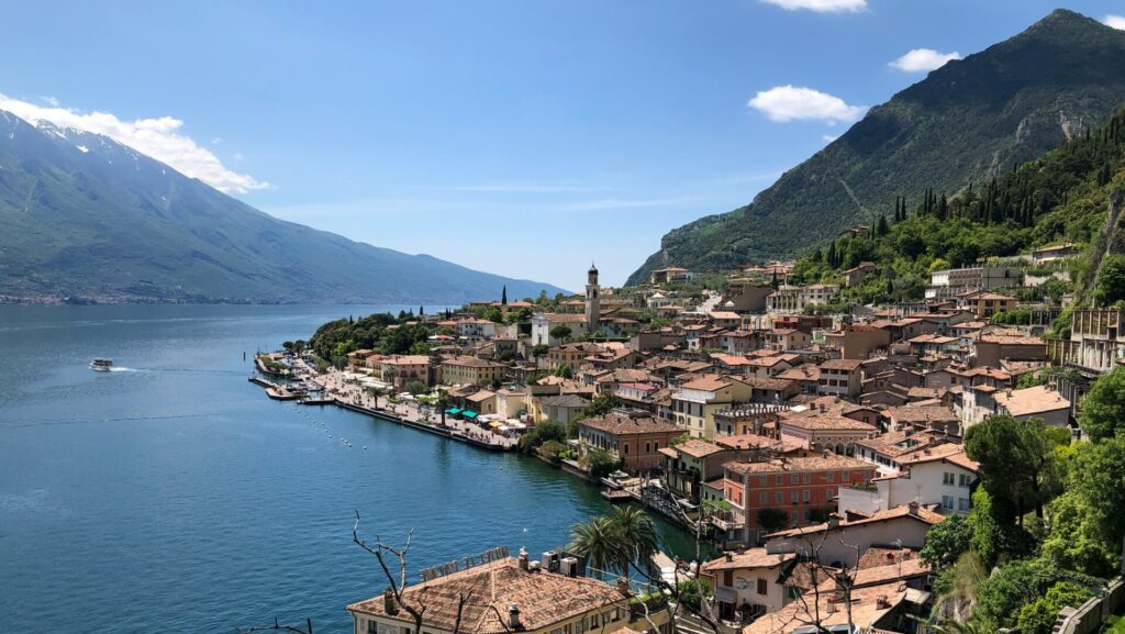 Blick auf eine kleine mediterrane Stadt am See