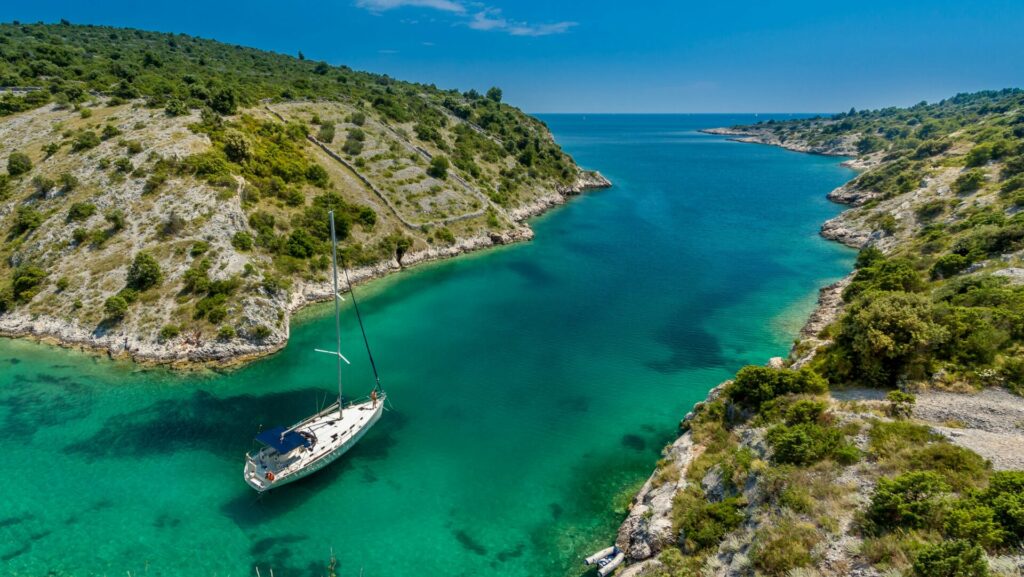Bucht mit einem Schiff